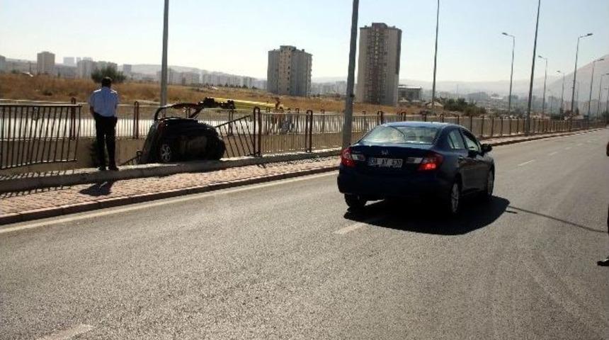 Otomobil Su Kanalına U&ccedil;tu: 1 Yaralı