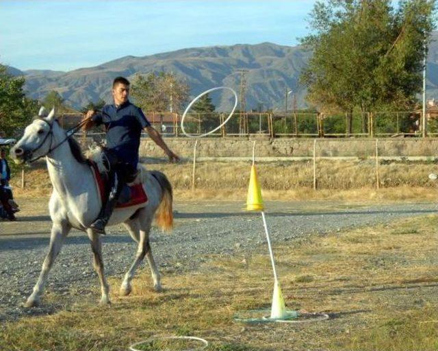 Kaçaklar Için Atlı Ve Motorize Kurban Timi