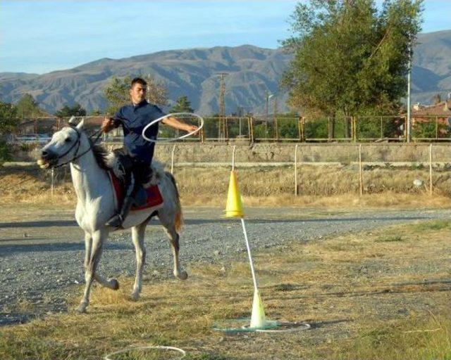 Kaçaklar Için Atlı Ve Motorize Kurban Timi