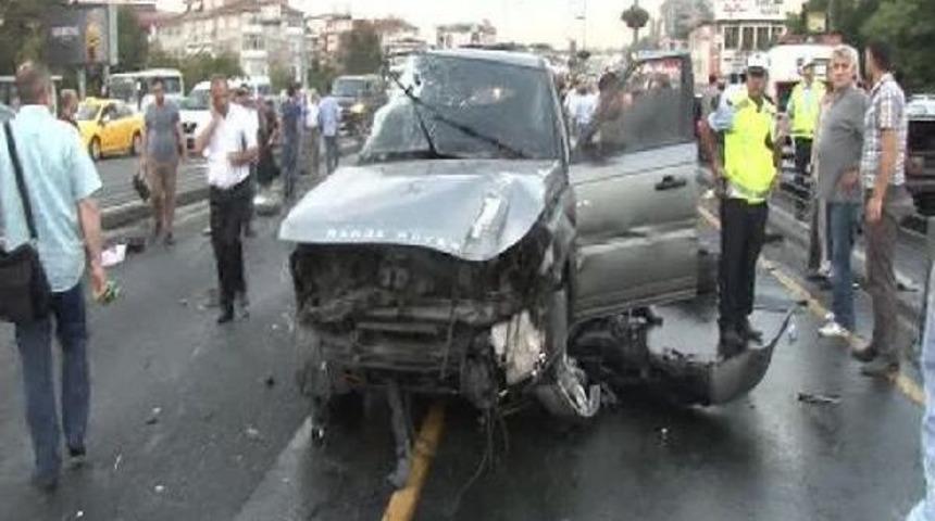 Cip Ile Metrob&uuml;s Kafa Kafaya &Ccedil;arpıştı: 6 Yaralı...
