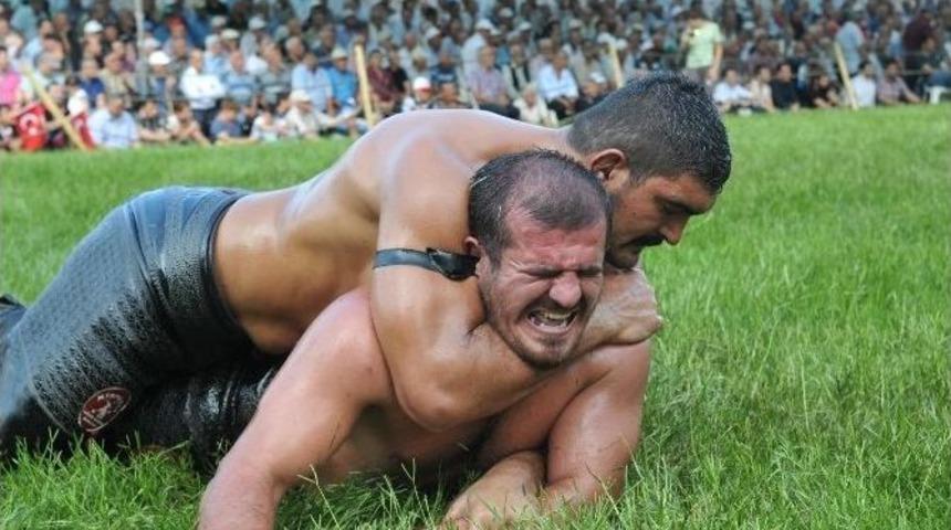Altın Kemer Paşa Yağlı G&uuml;reşleri&rsquo;nde Kıran Kırana M&uuml;sabaka