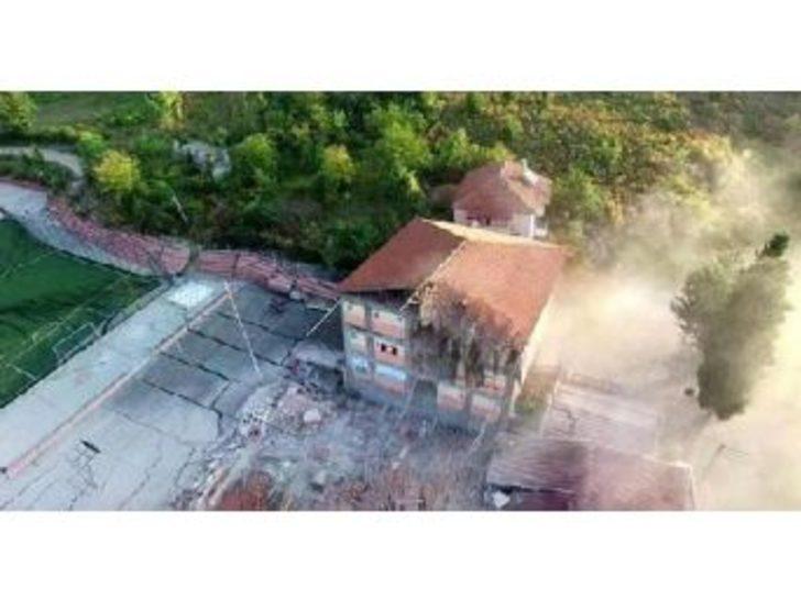 Zonguldak’Ta Boşaltılan 4 Katlı Bina Çöktü