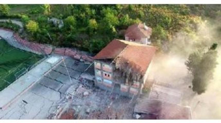 Zonguldak&rsquo;Ta Boşaltılan 4 Katlı Bina &Ccedil;&ouml;kt&uuml;