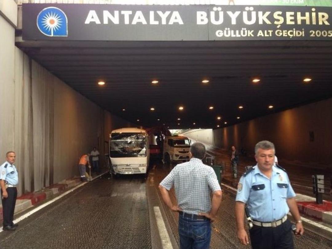 Antalya&rsquo;da Alt Ge&ccedil;itte Zincirleme Trafik Kazası: 1 &Ouml;l&uuml;, 7 Yaralı