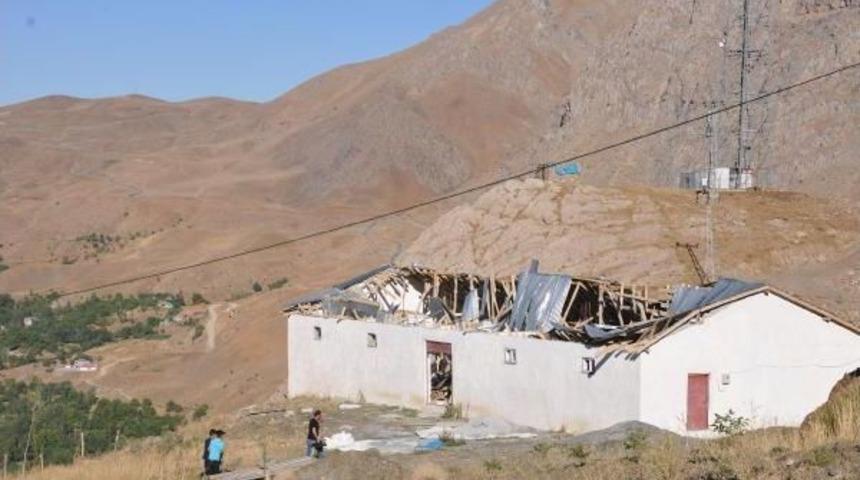 Hakkari'de Minib&uuml;steki Bombayı Patlatan Pkk'lı Par&ccedil;alandı