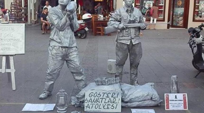 Canlı Heykelle Gazilere Saygı, Ter&ouml;re Lanet