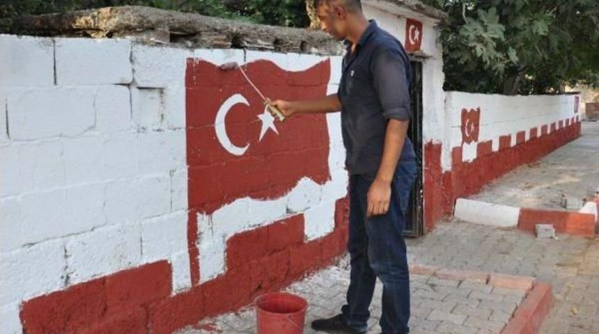 Ter&ouml;re Tepki I&ccedil;in Evinin Bah&ccedil;esine T&uuml;rk Bayrağı &Ccedil;izdi