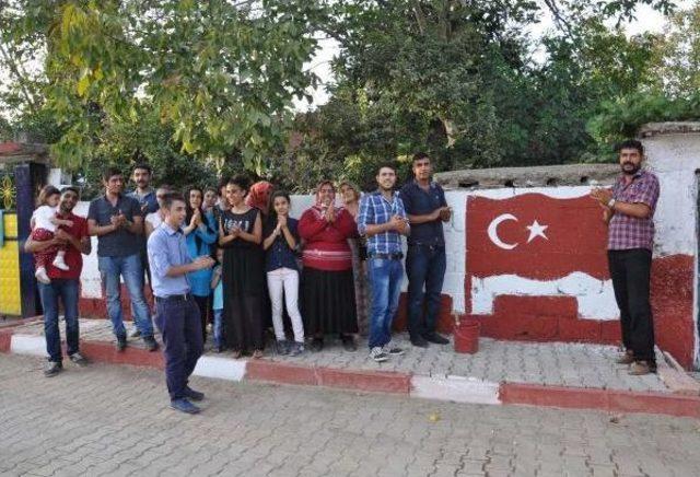 Teröre Tepki Için Evinin Bahçesine Türk Bayrağı Çizdi