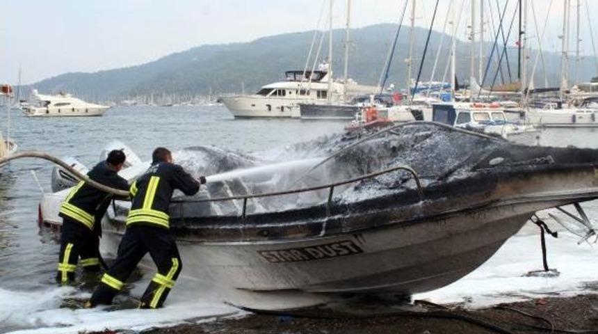 Elektrik Aksamındaki Arıza Fiber Tekneyi Yaktı