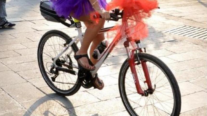 S&uuml;sl&uuml; Kadınlar, S&uuml;rd&uuml;r&uuml;lebilir Aktif Ulaşım I&ccedil;in Pedal &Ccedil;evirdi