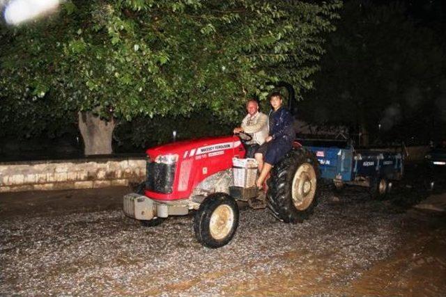 Sarıgöl de Sağanak Yağış Etkili Oldu 1