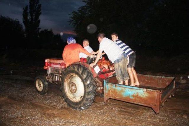 Sarıgöl de Sağanak Yağış Etkili Oldu 2