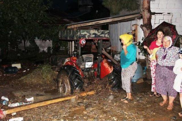 Sarıgöl de Sağanak Yağış Etkili Oldu 3