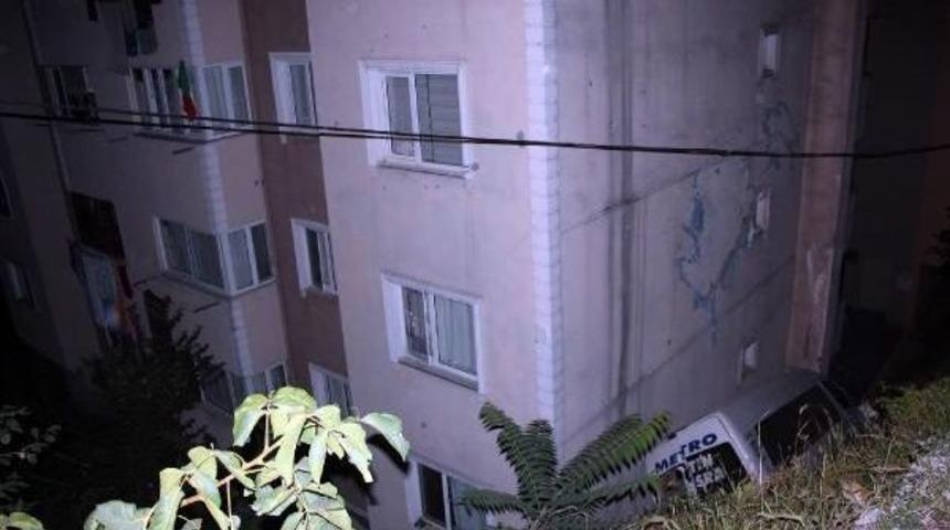 Yolcu Minib&uuml;s&uuml; Apartman Boşluğuna U&ccedil;tu: 2 Yaralı