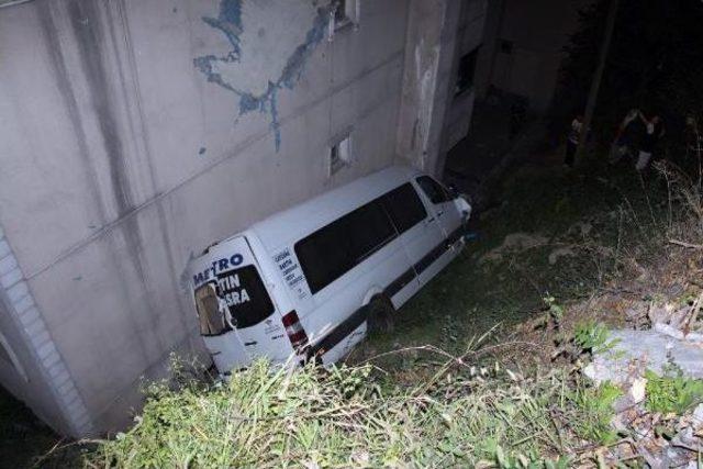 Yolcu Minib&uuml;s&uuml; Apartman Boşluğuna U&ccedil;tu: 2 Yaralı 1