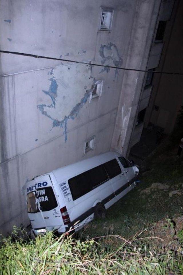 Yolcu Minib&uuml;s&uuml; Apartman Boşluğuna U&ccedil;tu: 2 Yaralı 2