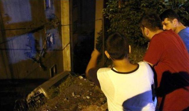 Yolcu Minib&uuml;s&uuml; Apartman Boşluğuna U&ccedil;tu: 2 Yaralı 3