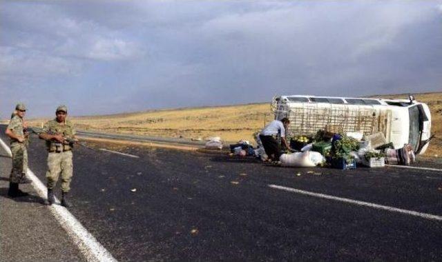 Siverek’Te Minibüs Devrildi: 17 Yaralı