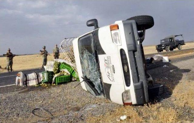 Siverek’Te Minibüs Devrildi: 17 Yaralı