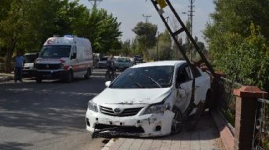 Kaldırıma &Ccedil;ıkan Otomobil Direğe &Ccedil;arptı: 1 Yaralı