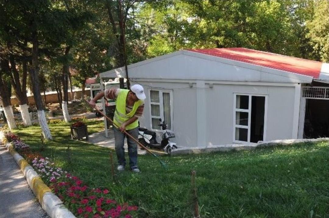 Boz&uuml;y&uuml;k İl&ccedil;e Mezarlığı Bayrama Hazırlanıyor