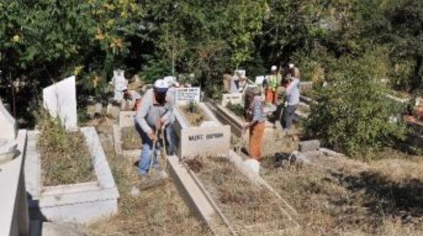 Mamak&rsquo;ta Mezarlıklar Bayrama Hazır