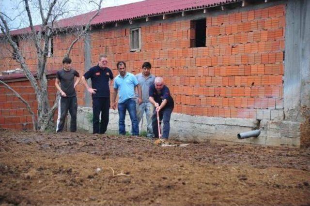 Gübre Yığınına Batan Köpeği Itfaiye Kurtardı