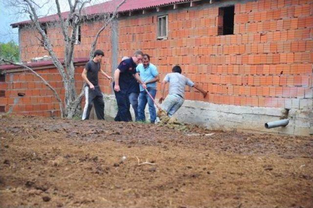 Gübre Yığınına Batan Köpeği Itfaiye Kurtardı