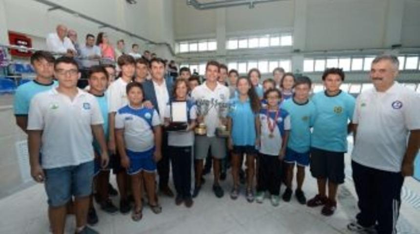 Sutopu Şampiyonları Kupalarını Aldı