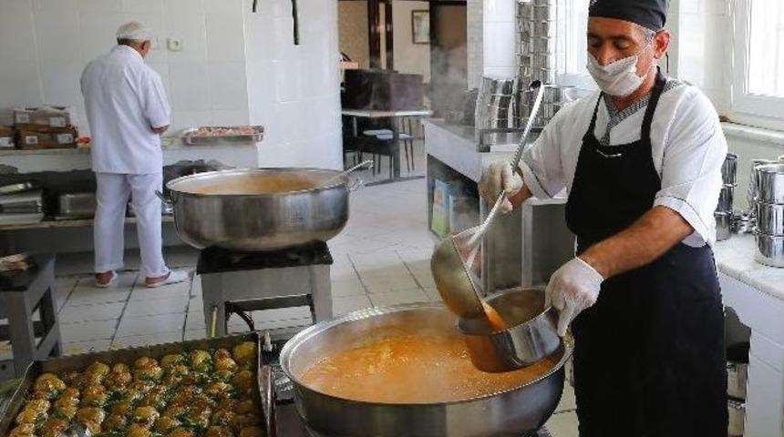 Konak&rsquo;ta İhtiya&ccedil; Sahibi Vatandaşların Sofraları Boş Kalmıyor