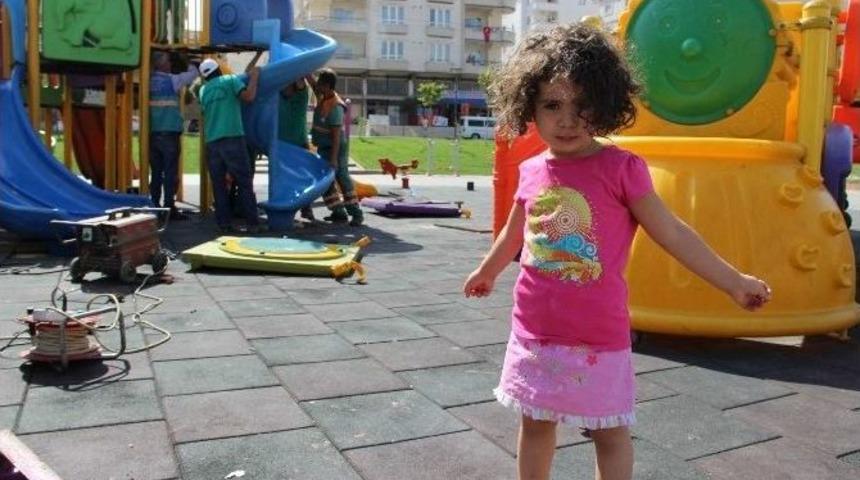 Arsa Sahibi Mahkemeyi Kazandı, Mahalleli Parkın Yıkılmasını &Ouml;nlemek İ&ccedil;in Sokağa D&ouml;k&uuml;ld&uuml;