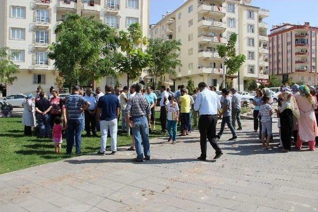 Arsa Sahibi Mahkemeyi Kazandı, Mahalleli Parkın Yıkılmasını Önlemek İçin Sokağa Döküldü