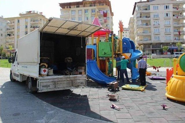 Arsa Sahibi Mahkemeyi Kazandı, Mahalleli Parkın Yıkılmasını Önlemek İçin Sokağa Döküldü