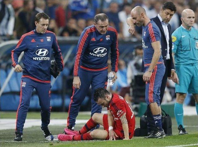 &Ouml;nce Formasını Yaktılar, Sonra Maketini Astılar 1