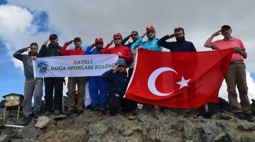 Ka&ccedil;kar Dağı&rsquo;nın Zirvesinde Şehitler İ&ccedil;in Selam Durdular