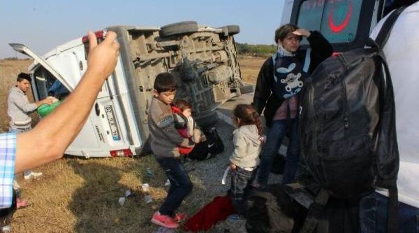 Geri D&ouml;nen M&uuml;ltecileri Taşıyan Midib&uuml;s Takla Attı: 17 Yaralı