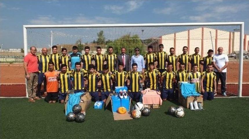 S&ouml;ğ&uuml;t Belediyesi S&ouml;ğ&uuml;tspor&rsquo;a Malzeme Yardımı Yaptı