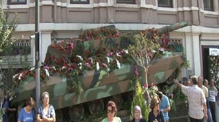 "barış" I&ccedil;in Maket U&ccedil;ak, Tank Ve F&uuml;zeler &Ccedil;i&ccedil;eklerle S&uuml;slendi