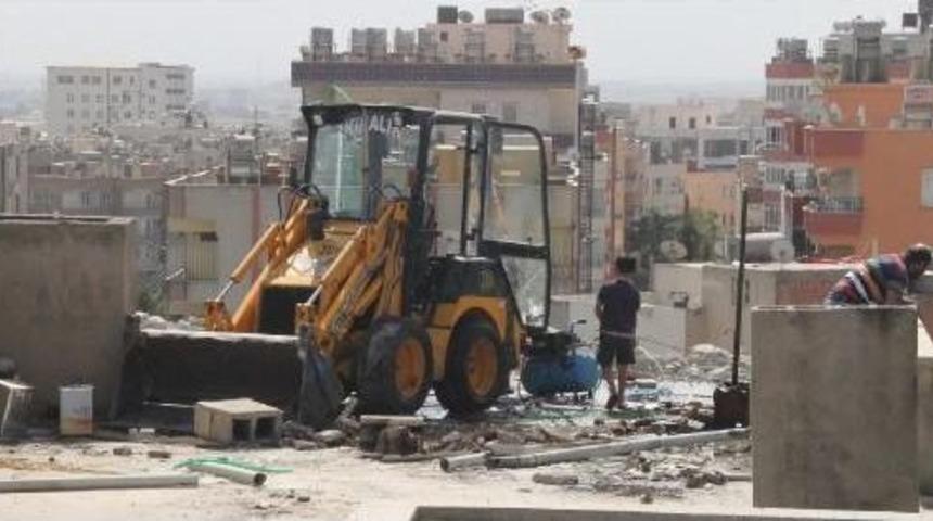 5 Katlı Binanın &Ccedil;atısına 6 Tonluk Iş Makinesi &Ccedil;ıkarıldı