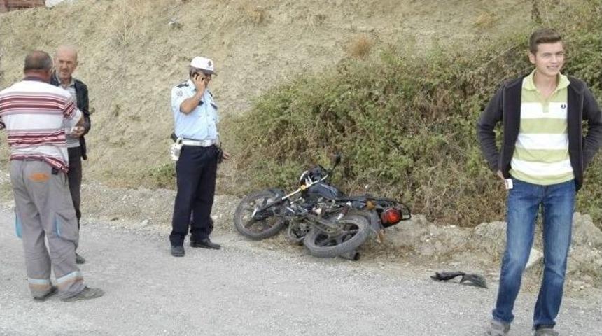 Otomobile &Ccedil;arptı, Motosikleti Bırakıp Ka&ccedil;tı