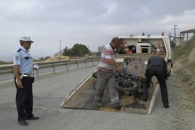 Otomobile Çarptı, Motosikleti Bırakıp Kaçtı