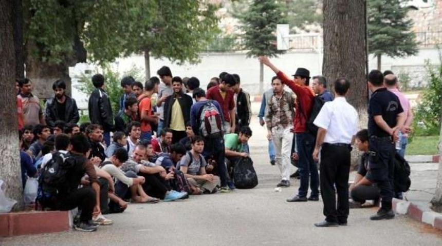 350 M&uuml;lteci Tokat'a Getirildi, 2 Saat Sonra Serbest Bırakıldı