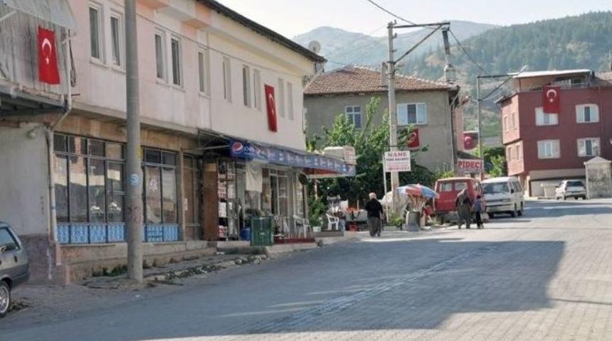 Erkmen De Ter&ouml;r Olaylarını Protesto Etmek İ&ccedil;in Her Eve Bayrak Asıldı