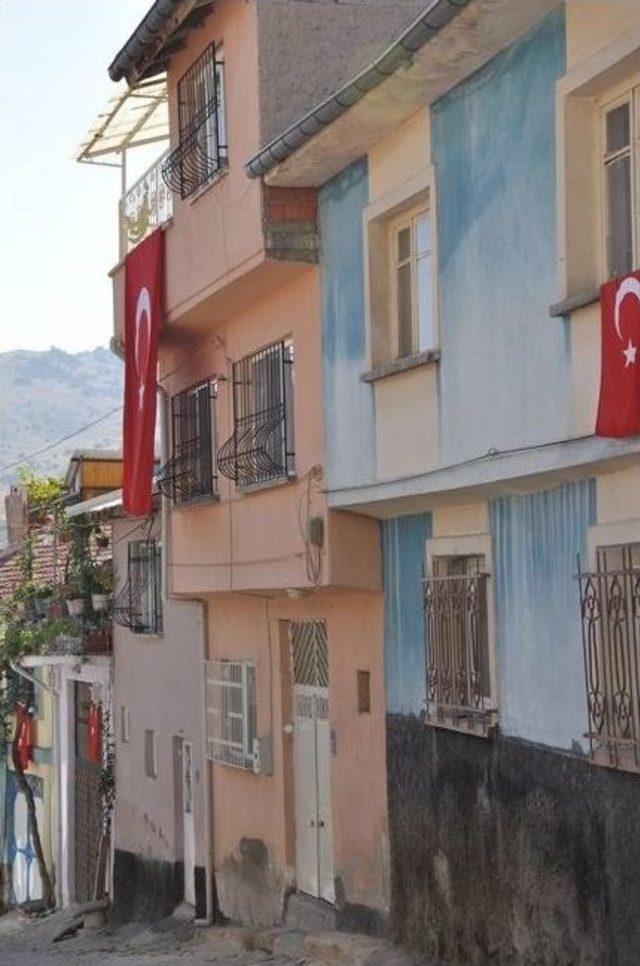 Erkmen De Terör Olaylarını Protesto Etmek İçin Her Eve Bayrak Asıldı 1