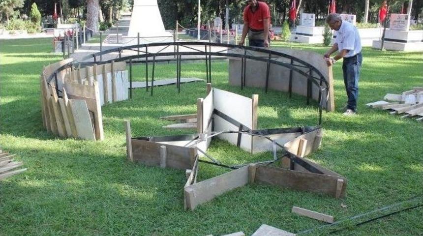 Şehitliğe Dev Ay Yıldız