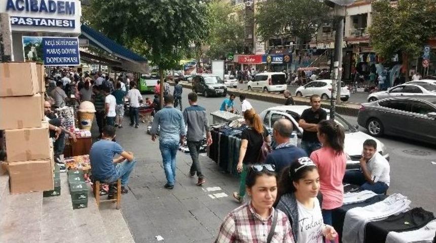 Bayram Alışverişleri &rsquo;kaldırıma&rsquo; Taşındı