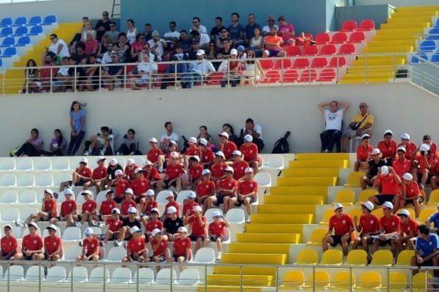 İzmir Cup'ta Tribünler Boş Kaldı