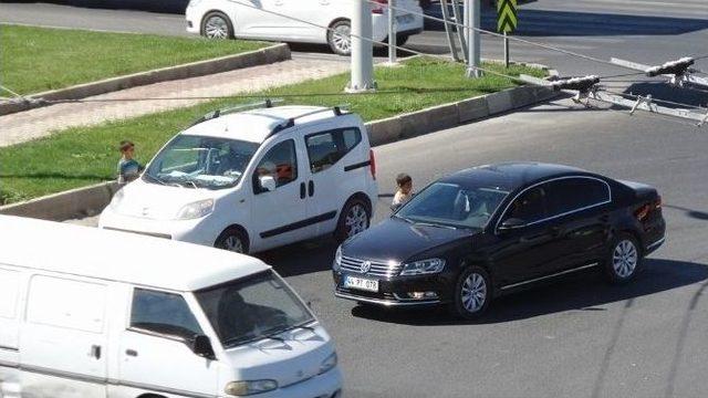 Suriyeli Çocuklar, Canlarını Tehlikeye Atıyor