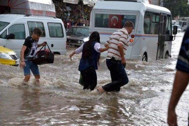 Adana'da Yağmur Yaşamı Felç Etti (2)