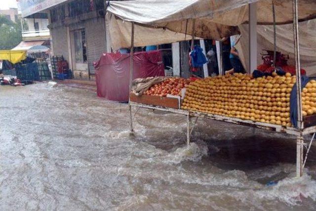 Adana'da Yağmur Yaşamı Felç Etti (2)